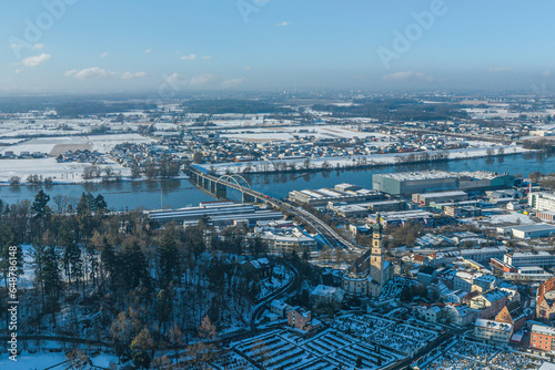 Ausblick auf das verschneite Donautal bei Deggendorf an einem kalten Wintermorgen © ARochau