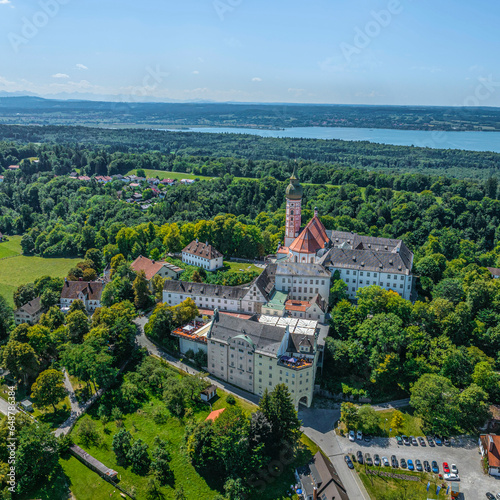 Photographie Die Region um Kloster Andechs nahe das Ammersees aus der Luft