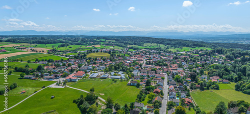 Erling in Oberbayern im Luftbild, Panoramablick über den Ort nahe das Ammersees ins Alpenvorland
