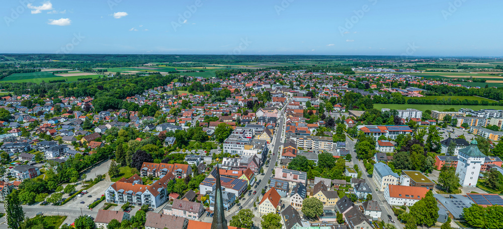Panoramablick über die nördlichen Stadtbezirke von Schwabmünchen im bayerischen Alpenvorland
