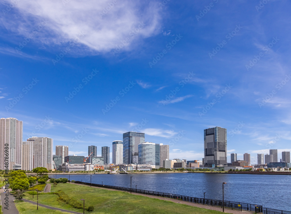 Fototapeta premium 水辺に建つ都会のビル群