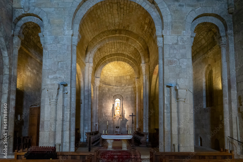 interior de la iglesia de San Salvador de Leyre en el monasterio de Leyre, España