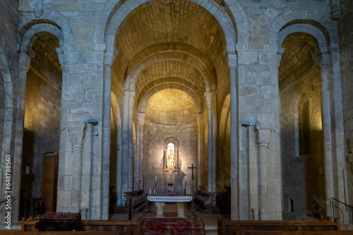 interior de la iglesia de San Salvador de Leyre en el monasterio de Leyre, España