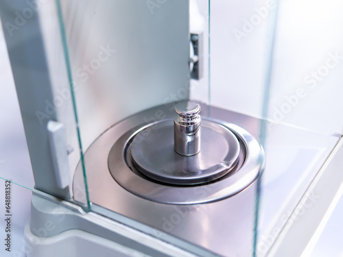 Schilderij op canvas Close-up of metal weight to calibrate on a balance in a laboratory
