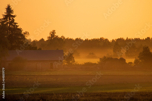 Mglisty zachód słońca na wsi