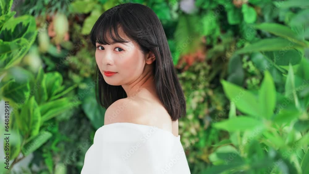 緑に囲まれた女性 ボタニカルな美容イメージ 緑に囲まれた女性 ボタニカルな美容イメージ