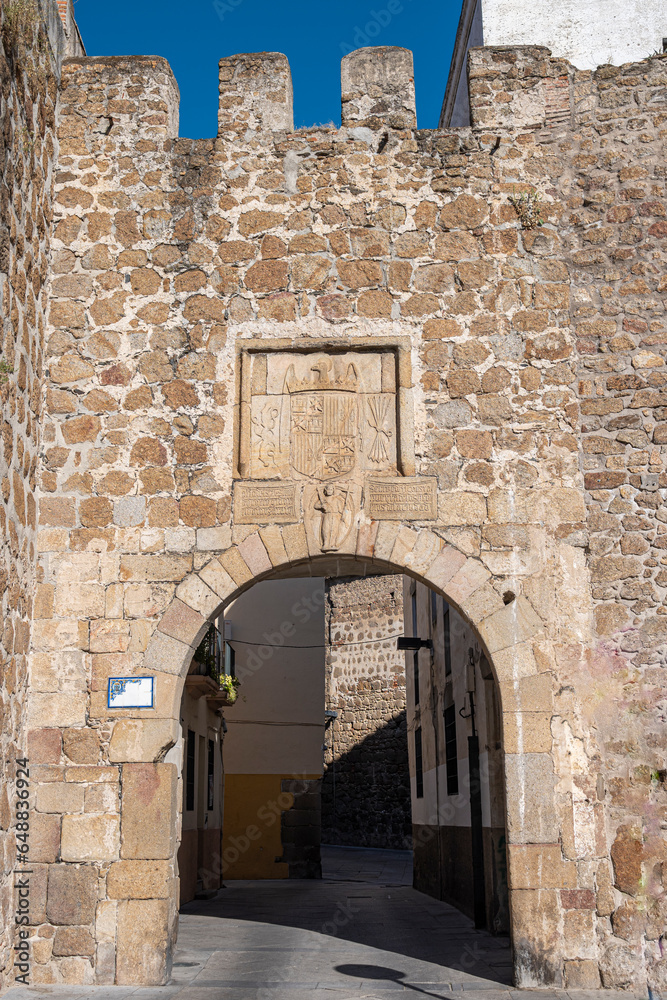 Puerta de Berrozana en la antigua muralla medieval de la villa de Plasencia, España