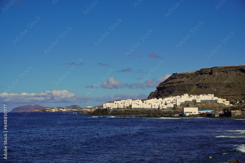 El Roque (Moya, Gran Canaria). It is a coastal hamlet with narrow streets and where you can enjoy one of the best sunsets in the Canary Islands. In the background La Isleta.