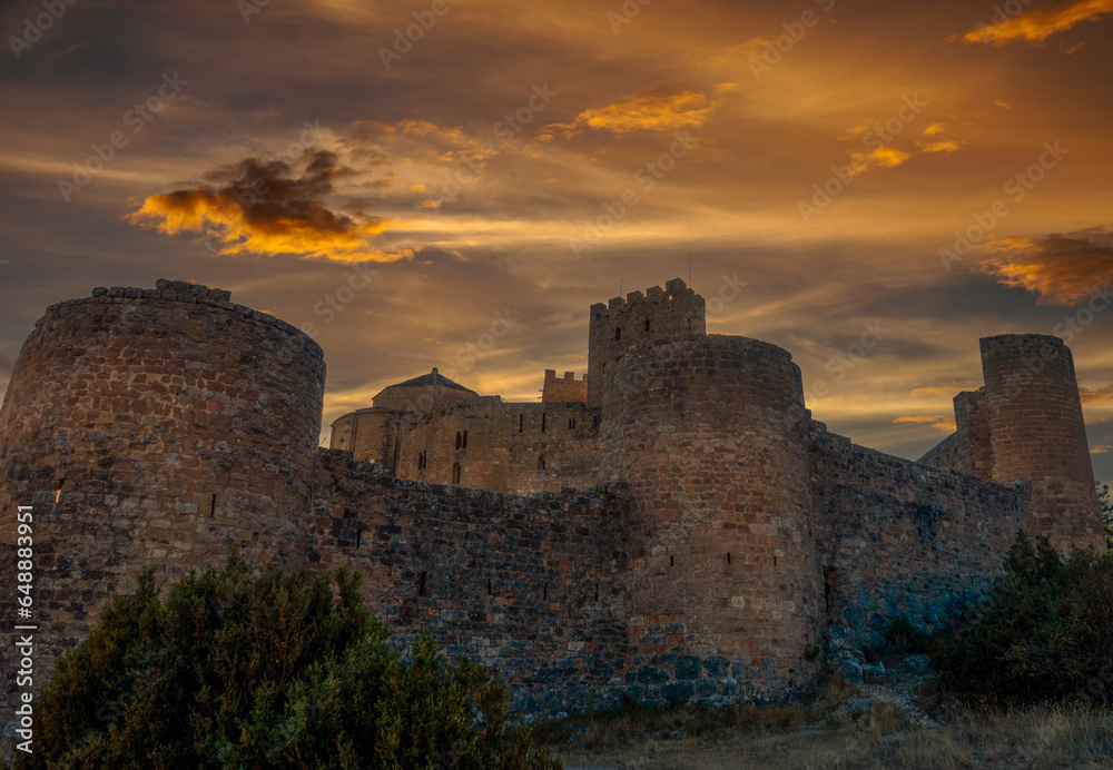 castillo abadía de Loarre al atardecer en la provincia de Huesca, España