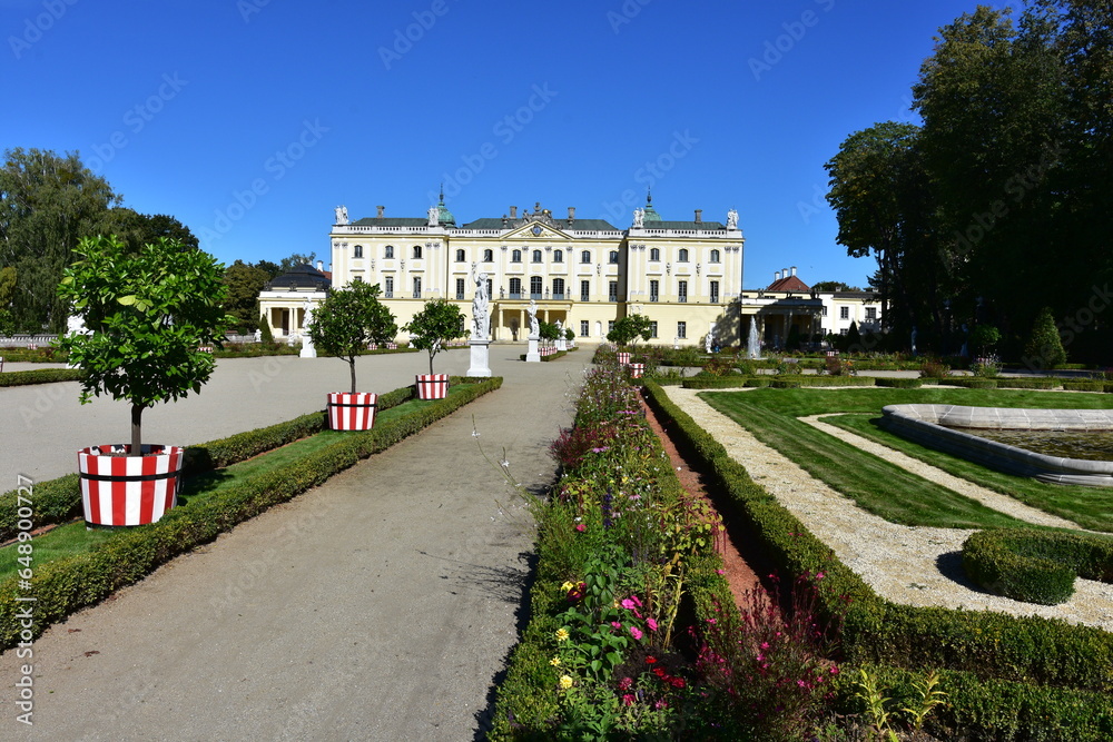 Barokowy park i ogród w stylu francuskim, Pałac Branickich w Białymstoku, Podlaskie, Polska,  - obrazy, fototapety, plakaty 