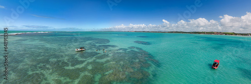 Imagem panorâmica das deslumbrantes Piscinas Naturais de Maragogi, localizadas no estado de Alagoas, Brasil. Um verdadeiro paraíso tropical