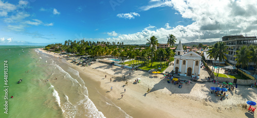 Imagem panorâmica da Praia da Igreja Velha de São Pedro, localizada em Tamandaré, no belo estado de Pernambuco, Brasil