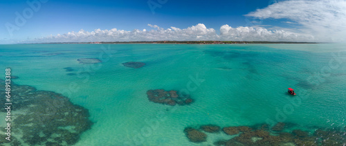 Imagem panorâmica das deslumbrantes Piscinas Naturais de Maragogi, localizadas no estado de Alagoas, Brasil. Um verdadeiro paraíso tropical