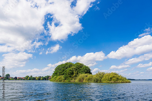 Blick auf die Insel M  wenburg vor Zarrentin am Schaalsee