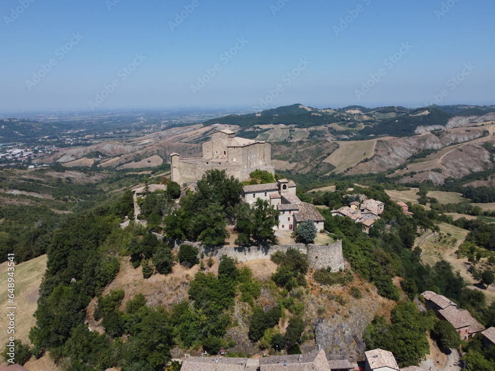 Il Castello di Rossena edificato nel 960 dal bisnonno di Matilde di Canossa, Situato sui colli dell’Emilia-Romagna, visto col drone - Reggio Emilia