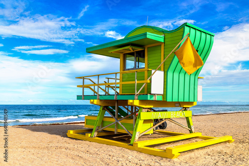 Lifeguard tower in Miami Beach © Sergii Figurnyi