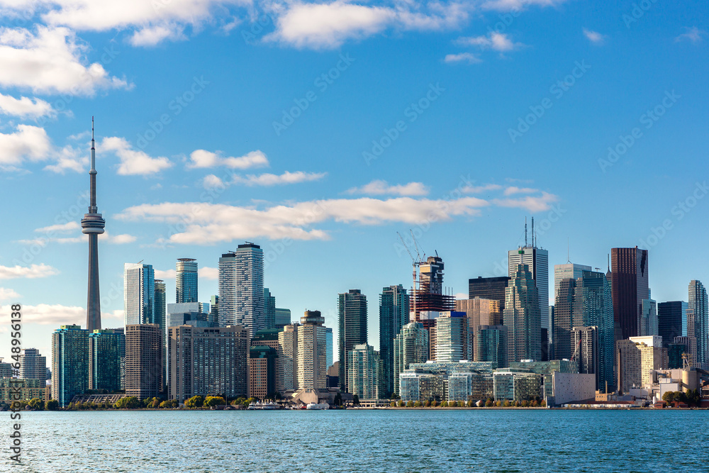 Fototapeta premium Toronto skyline in a sunny day