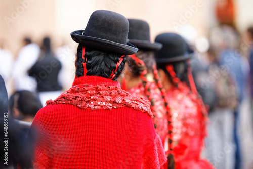 Peruanische Frauen in traditioneller Kleidung in der Altstadt von Cusco.