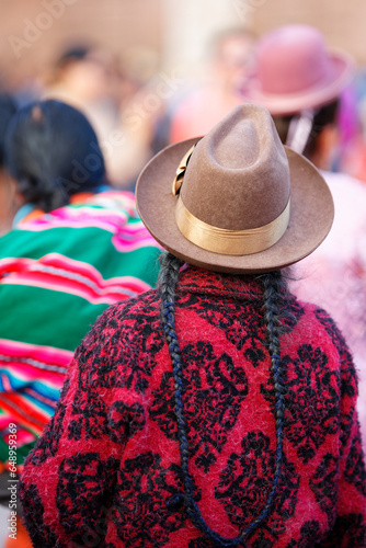 Peruanische Frauen in traditioneller Kleidung in der Altstadt von Cusco.