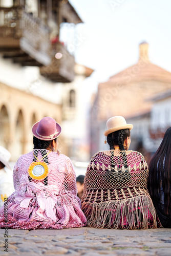 Peruanische Frauen in traditioneller Kleidung in der Altstadt von Cusco.