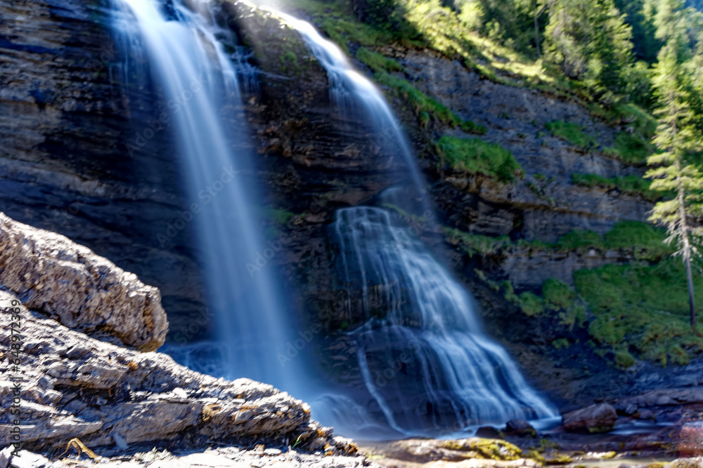 Fototapeta premium Vue de la cascade du Rouget dans les Alpes en pause longue avec filtre ND 1000