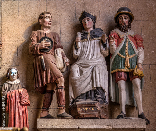 Statues de saints dans l'église de l'enclos paroissial de Pleyben, Finistère, France