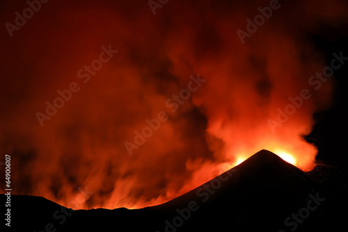 Eruzione sul vulcano Etna nella notte con intensa emissione di gas e vapore - vista panoramica photo
