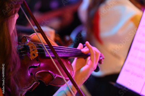 Obraz na płótnie Classical music concert playing the violin w salonie