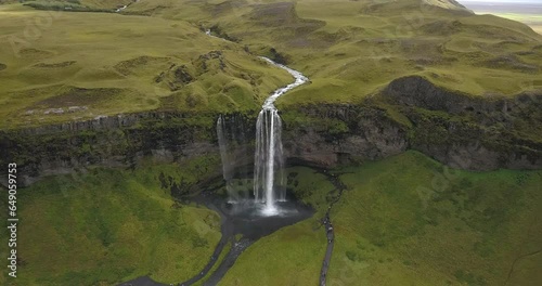 Seljalandsfoss, la cascata delle meraviglie islandesi, svelata in tutto il suo splendore grazie alle prospettive mozzafiato di un drone in volo photo