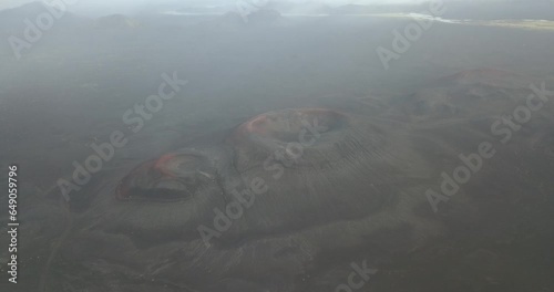 Hnausapollur (Bláhylur), la misteriosa e affascinante laguna vulcanica islandese, svelata in dettaglio attraverso le lenti di un drone in volo photo