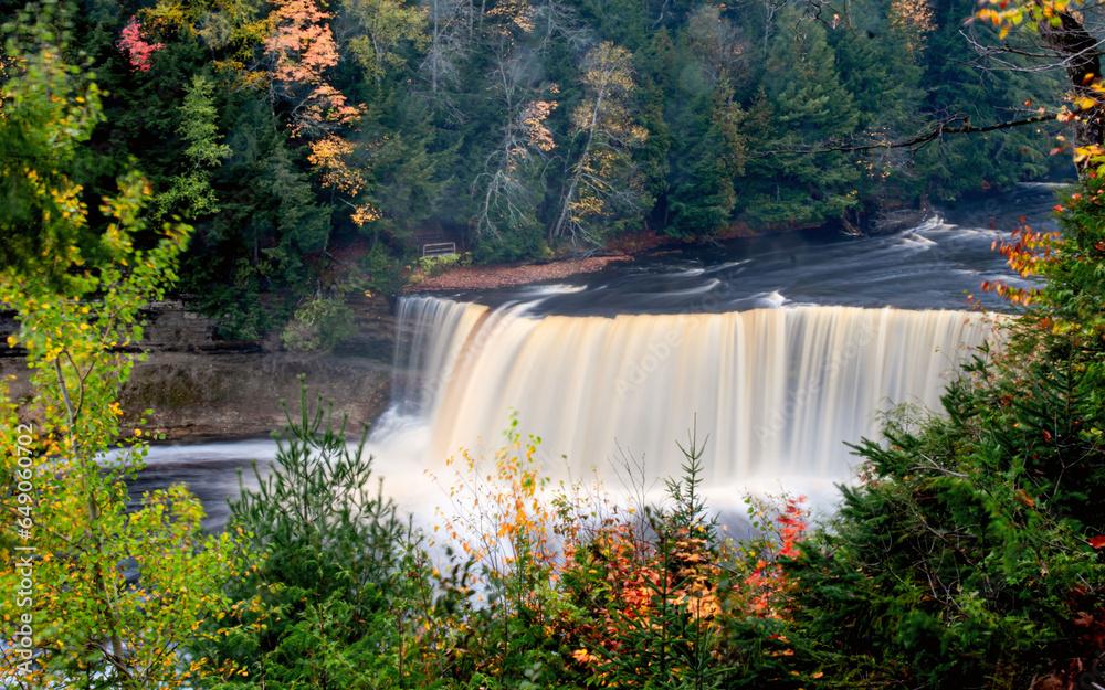 Φωτογραφία Tahquamenon Falls in the Upper Peninsula of Michigan in Autumn