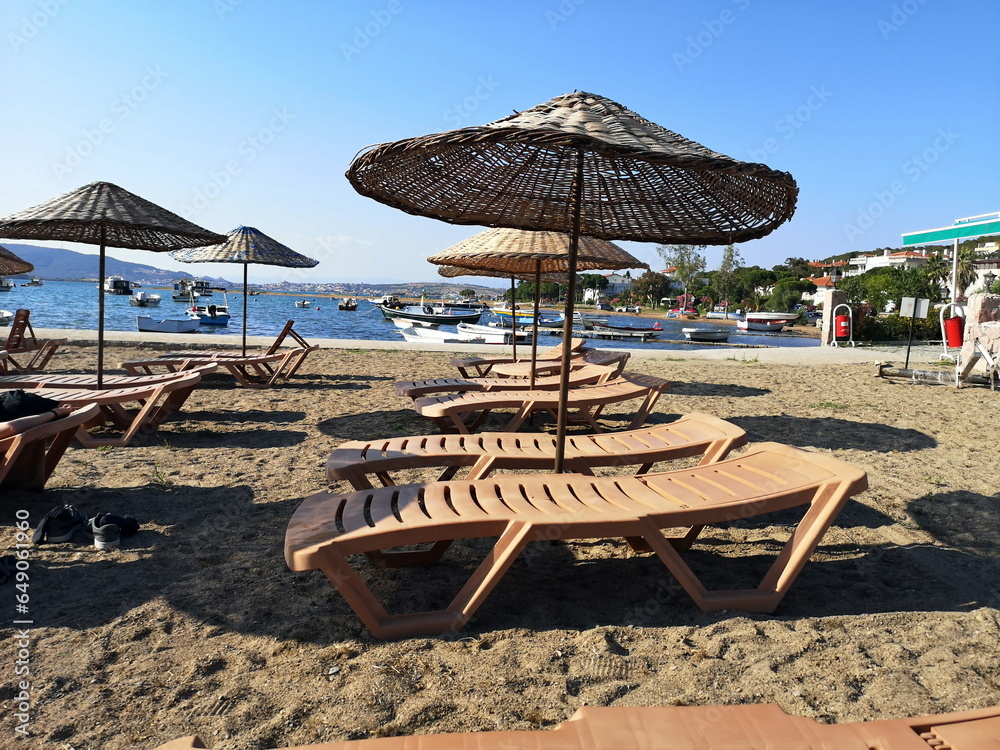 Φωτογραφία Strandliege mit Sonnenschirm aus Korbgeflecht im Sommer bei blauem Himmel und So