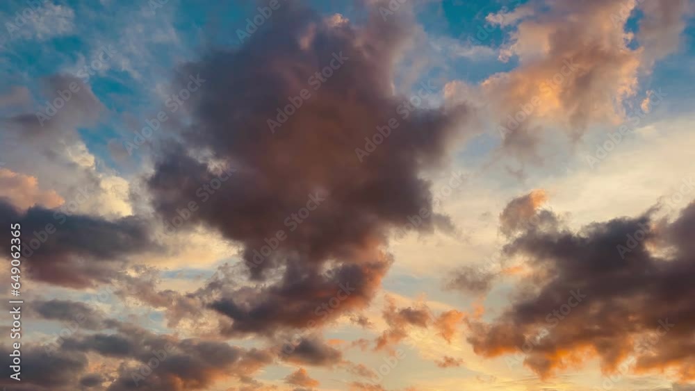 Hermoso atardecer nublado en colores cálidos. Hermoso atardecer nublado en colores cálidos.