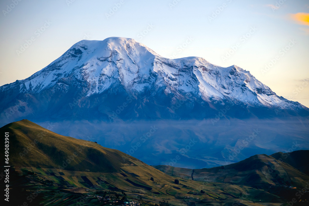 Chimborazo, nevado mas alto de Ecuador, punto mas cercano al sol desde el centro de la tierra, fotografía al amanecer desde la parte alta de la Cordillera de los Andes Chimborazo, nevado mas alto de Ecuador, punto mas cercano al sol desde el centro de la tierra, fotografía al amanecer desde la parte alta de la Cordillera de los Andes
