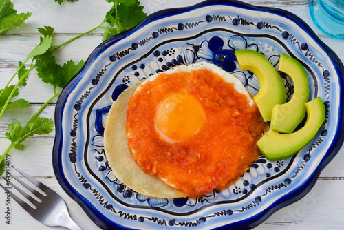 伝統的なメキシコの朝食（卵料理）ウェボス・ランチェロス　アボガドとパクチーをそえて　コピースペースあり Traditional Mexican breakfast (egg dish) Huevos Rancheros with avocado and coriander, copy space available