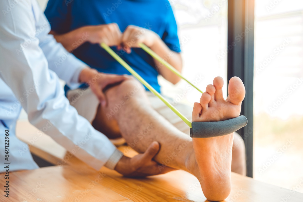 Obraz premium Physical Doctor consulting with patient Knee problems Physical therapy concept