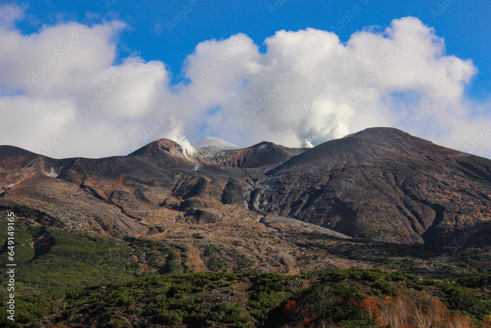 秋の晴れた日の高原と火山の噴火口　十勝岳

