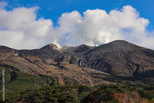 秋の晴れた日の高原と火山の噴火口 十勝岳 