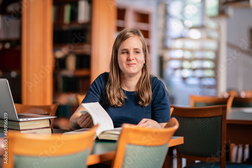 Billede på lærred A visually impaired young woman sitting and studying in the university library