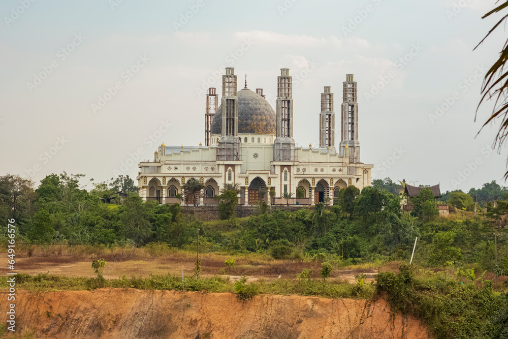 The Great Mosque on the outskirts of Tenggarong looks majestic and beautiful.
