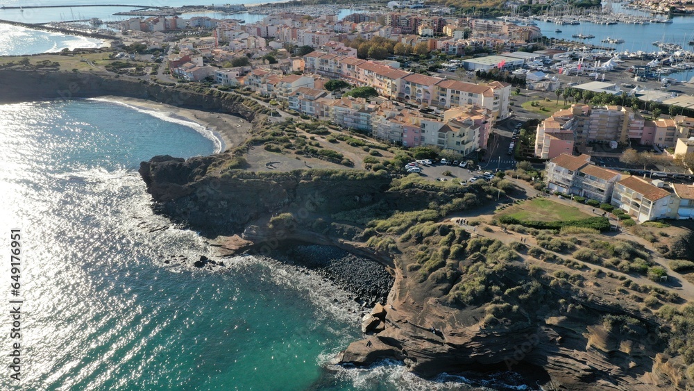 Fototapeta premium survol du cap d'Agde dans le sud de la France, Hérault, Occitanie