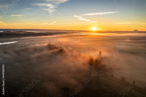 Wundersch  ner Nebel   ber den Feldern bei Sonnenaufgang