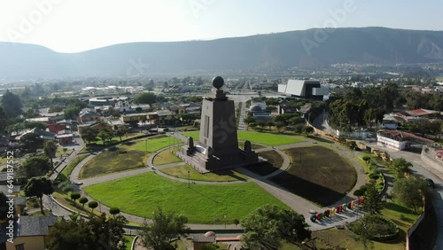 Monumento a la mitad del mundo en la ciudad de Quito - Ecuador