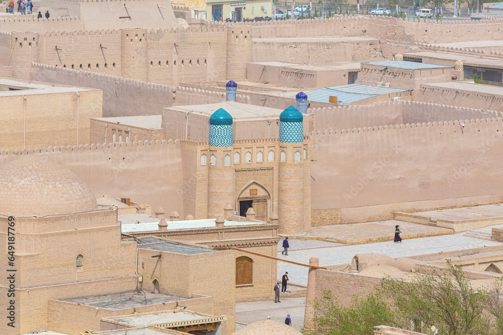 Ancient fortress KunyaArk, Main gate and defensive walls. General view