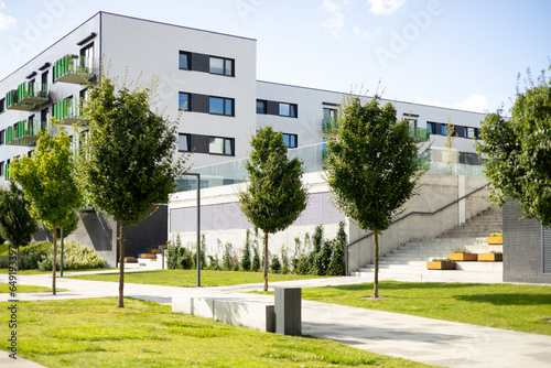 Obraz na płótnie Modern apartment buildings in a green residential area in the city. Apartments in a new urban housing. Block of flats in beautiful green public park w salonie