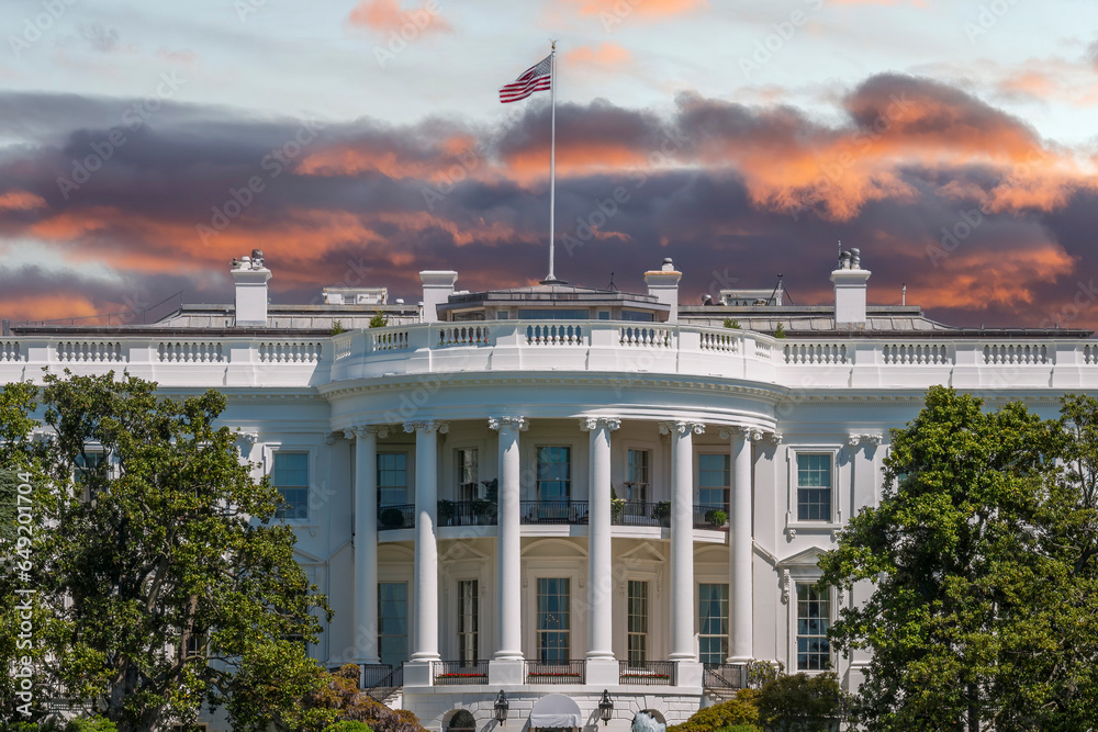 White House in Washington DC on red sunset sky background - obrazy, fototapety, plakaty 