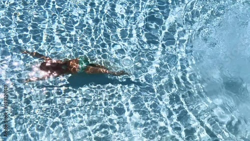 Nuotando sott'acqua in piscina photo