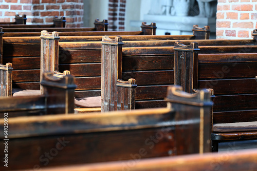 Drewniane stare ławki w kościele. Zabytek.