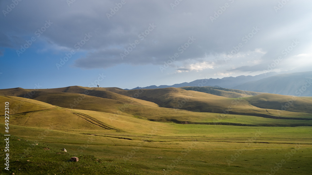 Obraz premium clouds over a beautiful mountain plateau. cloudy weather in the mountains