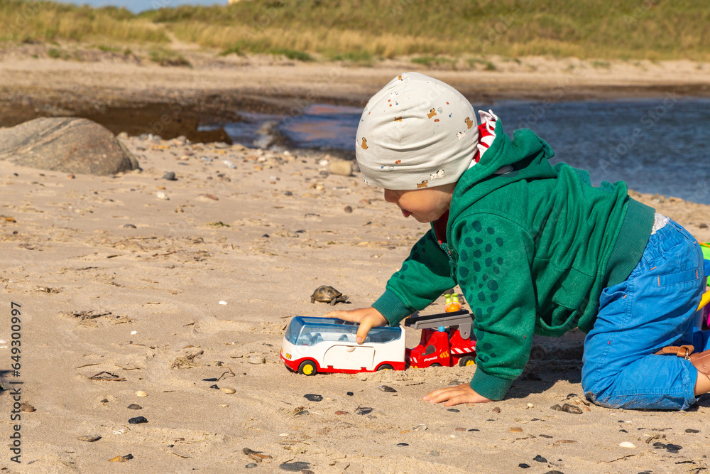 Familienzeit von Kleinkind und Papa am Strand bei Skagen, Dänemark Familienzeit von Kleinkind und Papa am Strand bei Skagen, Dänemark